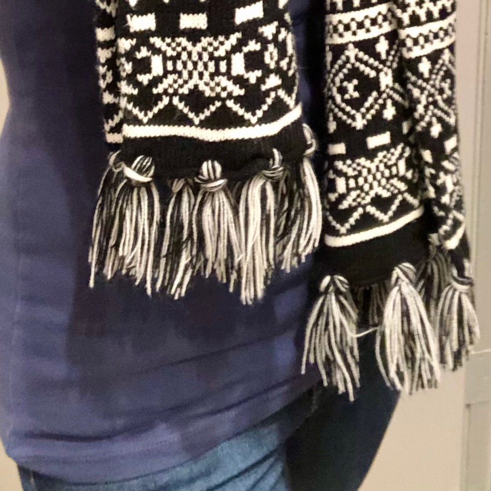 3for$10 H&M Scarf - Picture 7 of 7